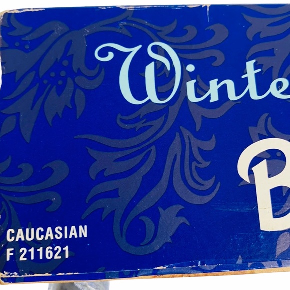 NRFB 1995 Winter Velvet Barbie Avon Exclusive - Picture 7 of 7